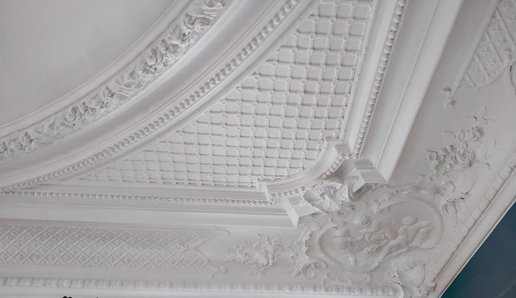 Plafond en staff orné de corniches et d'une rosace — ART STAFF