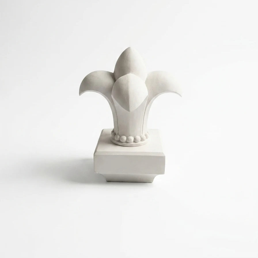 Fleur de lys en plâtre, autre angle — ART STAFF