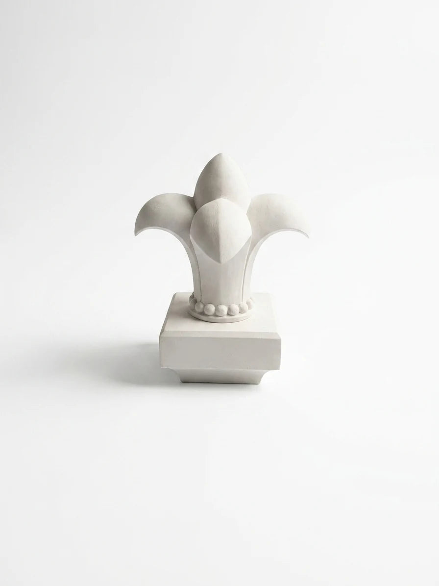 Fleur de lys en plâtre, autre angle — ART STAFF