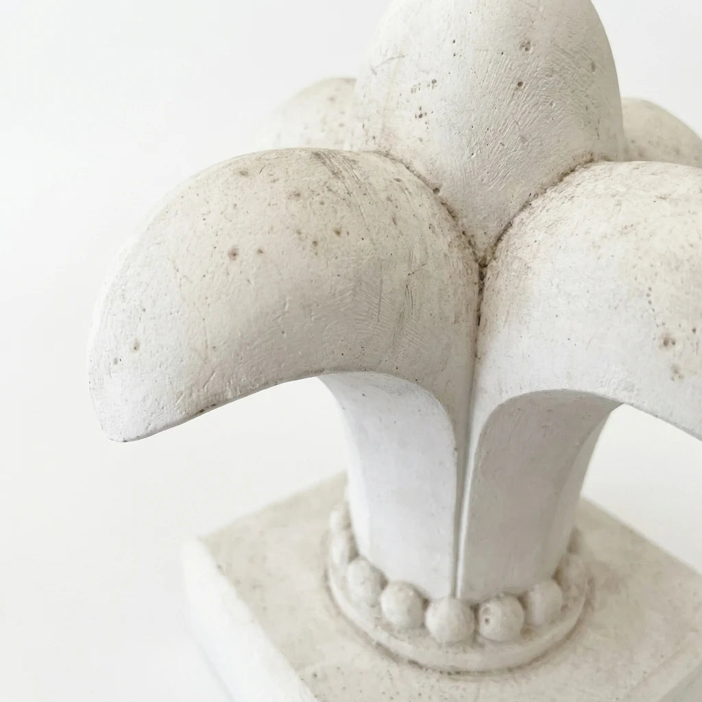 Gros plan sur la texture du plâtre fait main — Fleur de lys en plâtre — ART STAFF