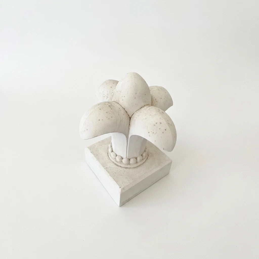 Fleur de lys sur socle en plâtre — ART STAFF