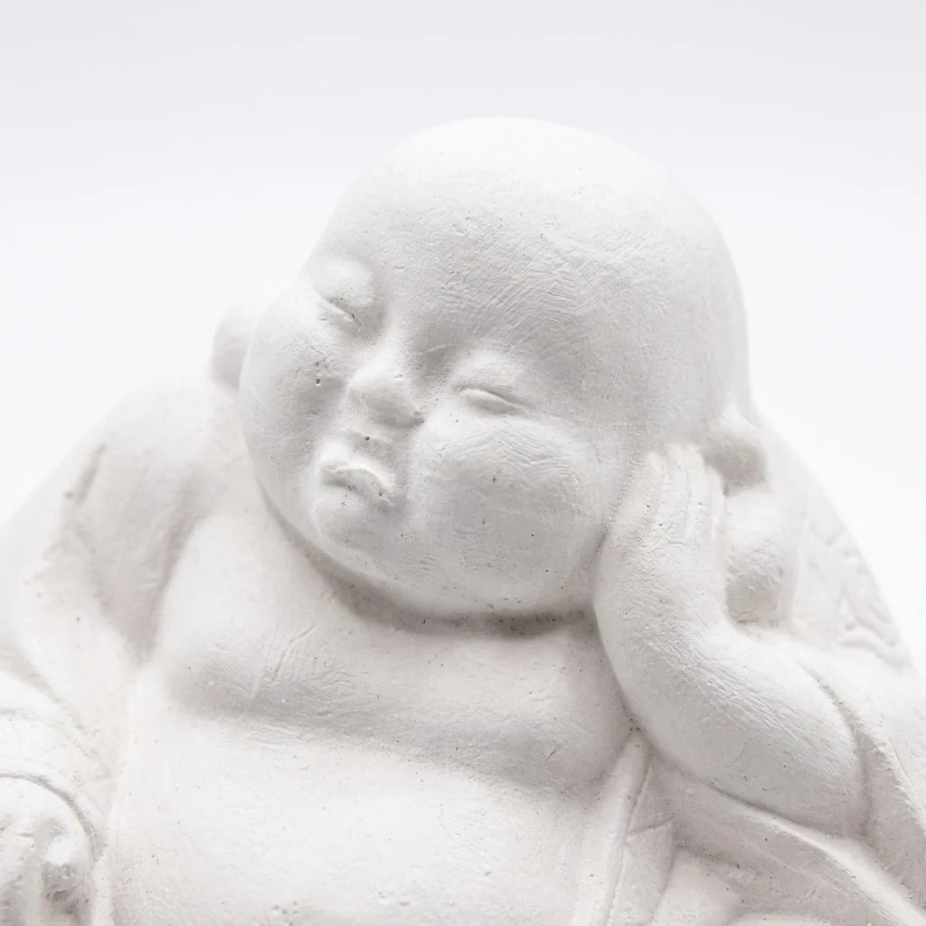 Gros plan sur la texture du plâtre fait main — Bouddha en plâtre — ART STAFF