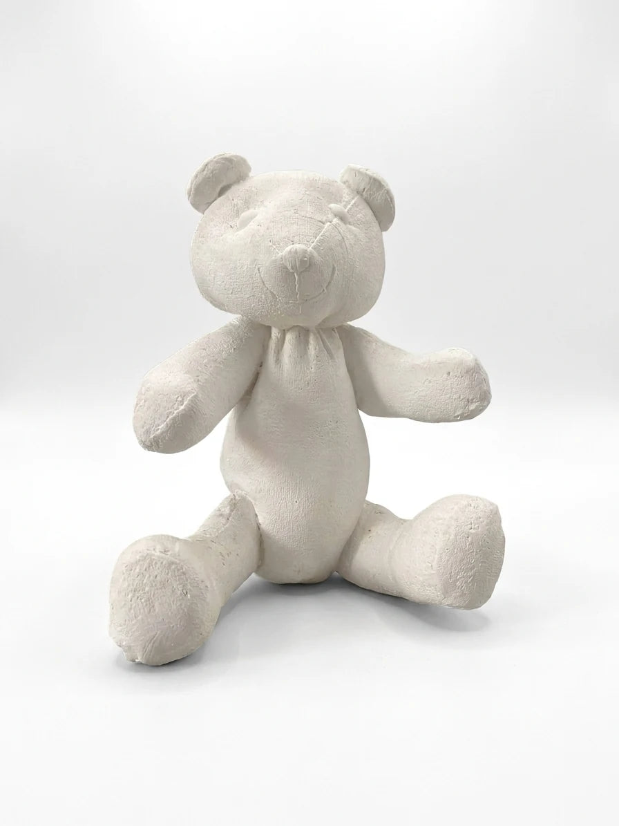 Ourson assis en plâtre, autre angle — ART STAFF
