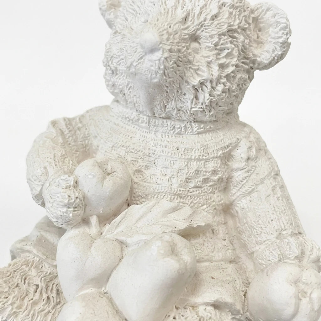 Gros plan sur la texture du plâtre fait main — Ourson fruitier en plâtre — ART STAFF